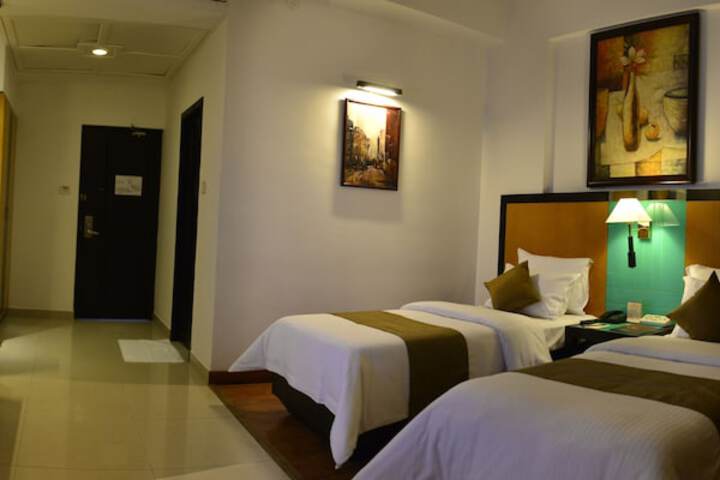 Room 4 of 16