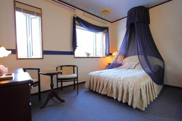 Room 11 of 38