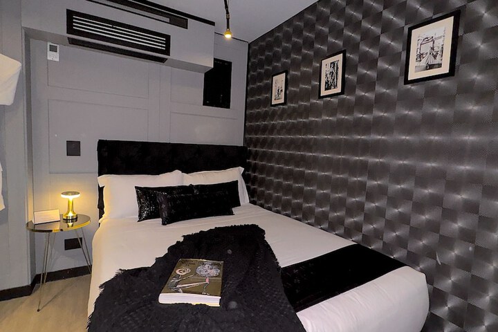 Room 9 of 99
