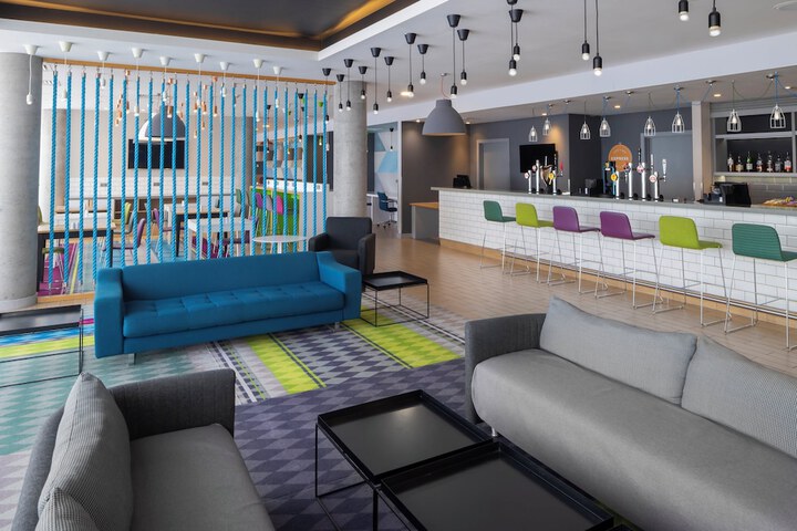 Lounge 111 of 138