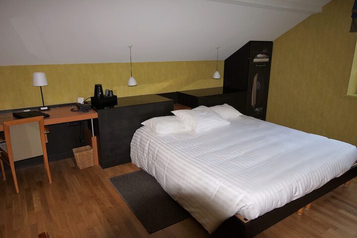Room 30 of 103