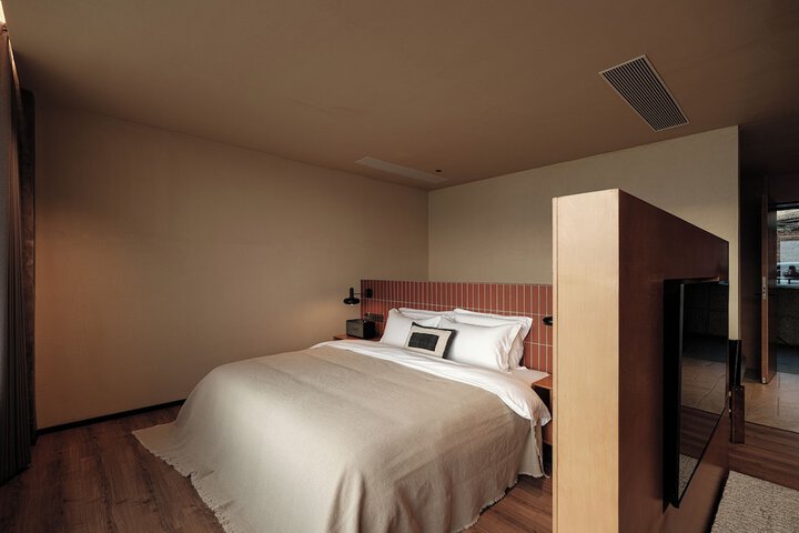 Room 33 of 169