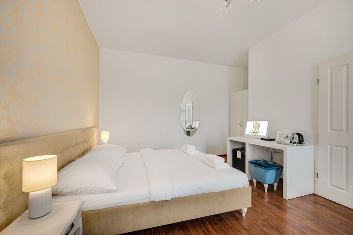 Room 7 of 48