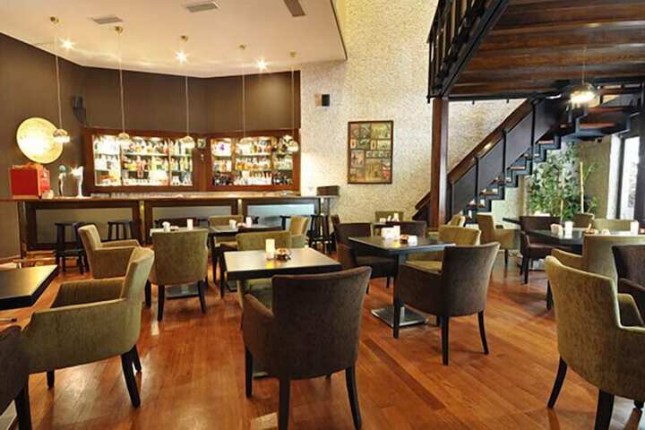 Lounge 40 of 71