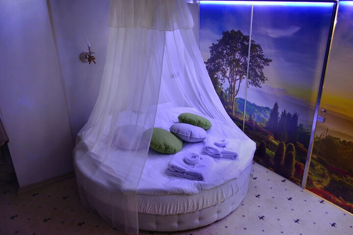 Room 17 of 27