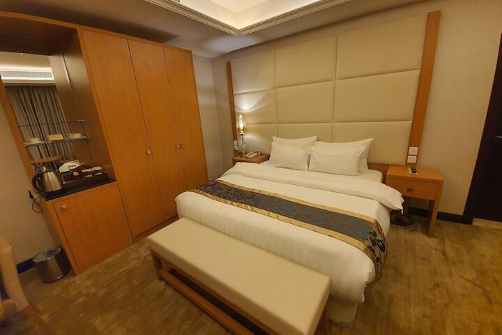 Room 4 of 34