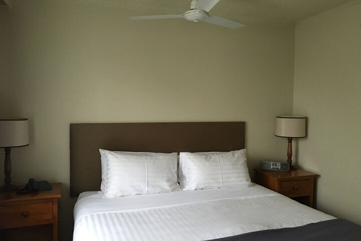 Room 6 of 32