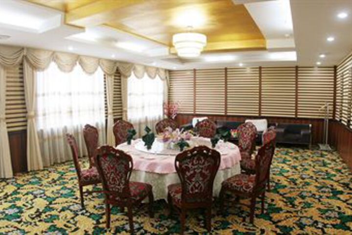 Ballroom/Hall 3 of 19