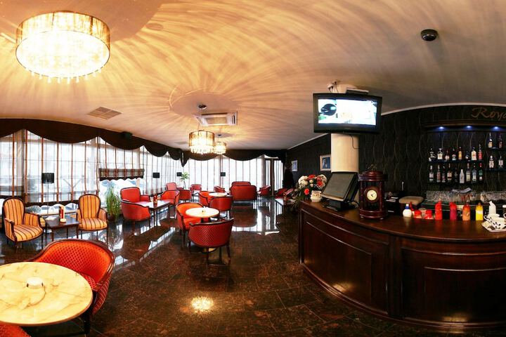Lounge 37 of 46