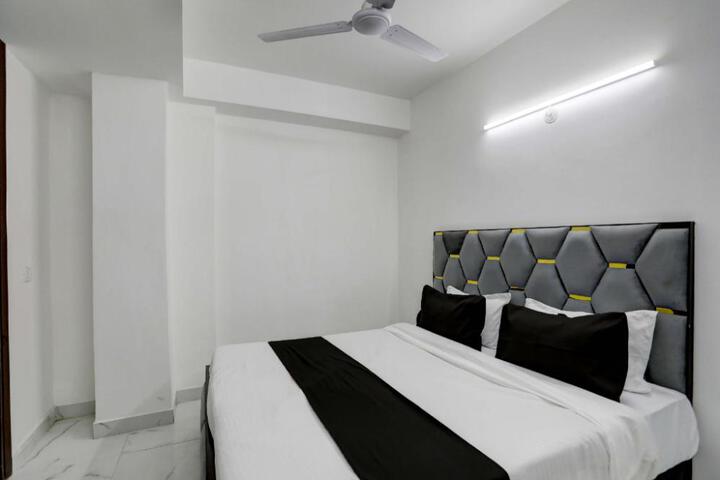 Collection O 24 / 7 Hotel