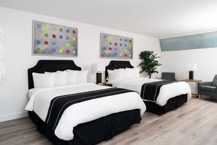 Deluxe Room 1 Queen Bed (4 of 13)