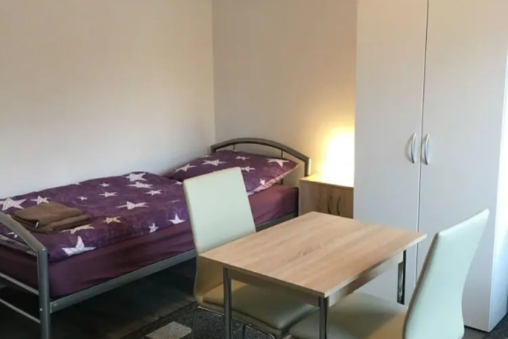 Room 6 of 9