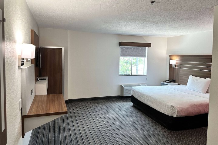 1 Queen Bed (13 of 13)