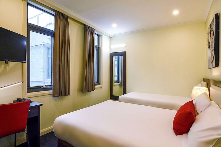 Room 10 of 34