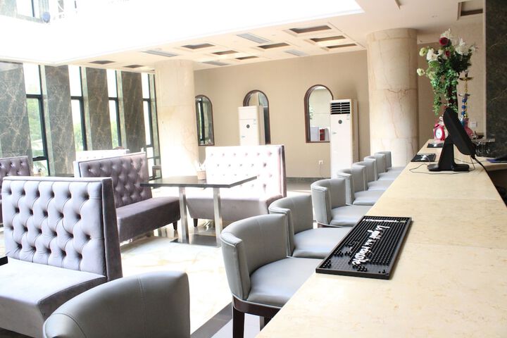 Lounge 40 of 57