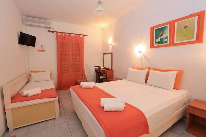 Room 4 of 195