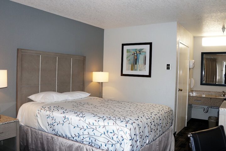Queen Bed Accessible (10 of 45)