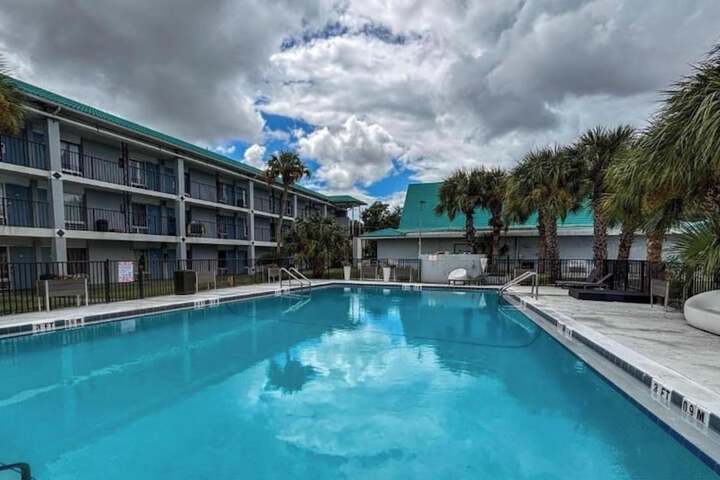 Pool Hotel