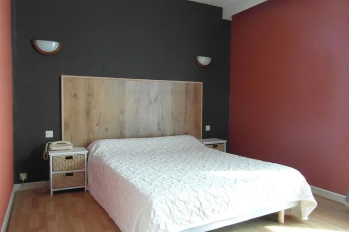 Room 5 of 16