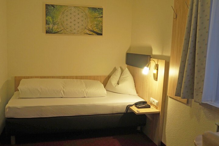 Room 10 of 65
