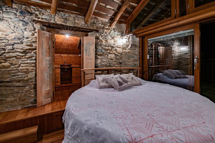Room 4 of 18