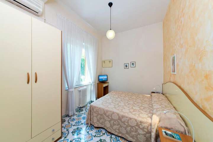 Room 6 of 70