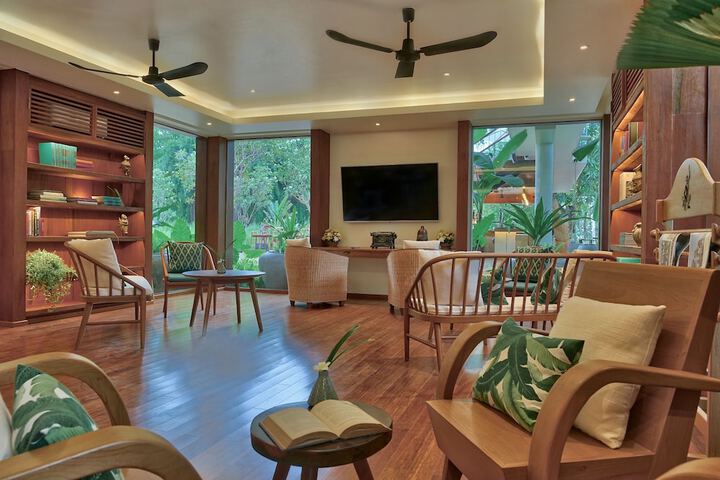 Business Center 77 of 85