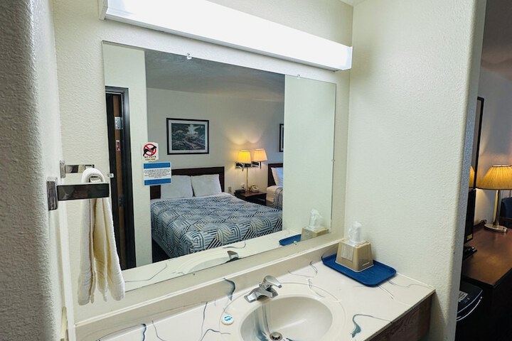 Room 5 of 9
