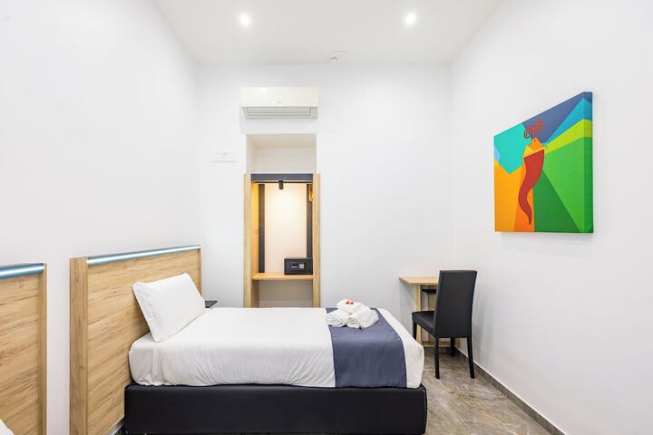Room 32 of 78