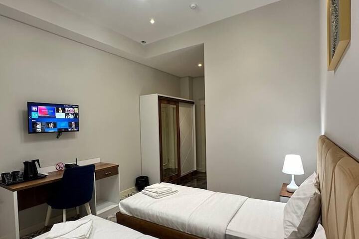 Room 4 of 8