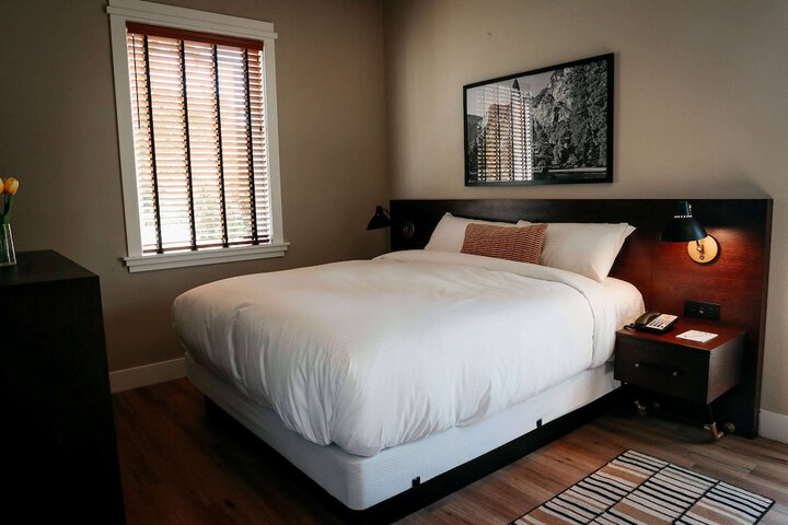 1 Queen Bed (1 of 7)