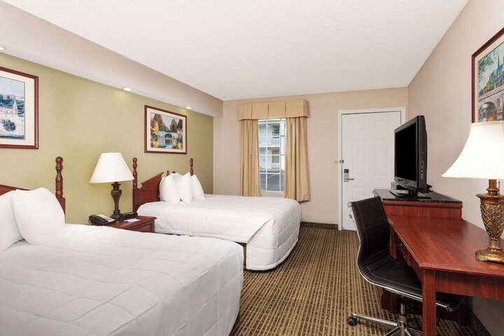 2 Double Beds (3 of 10)
