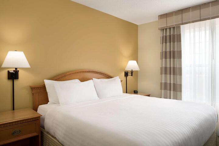 1 King Bed (2 of 8)
