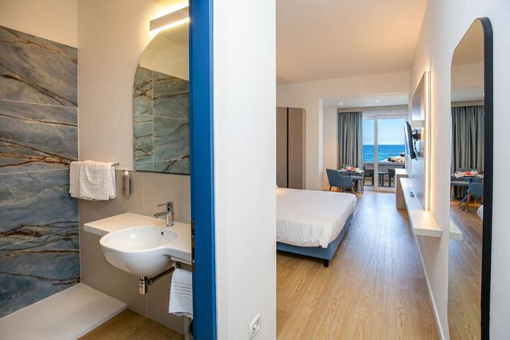 Room 44 of 221