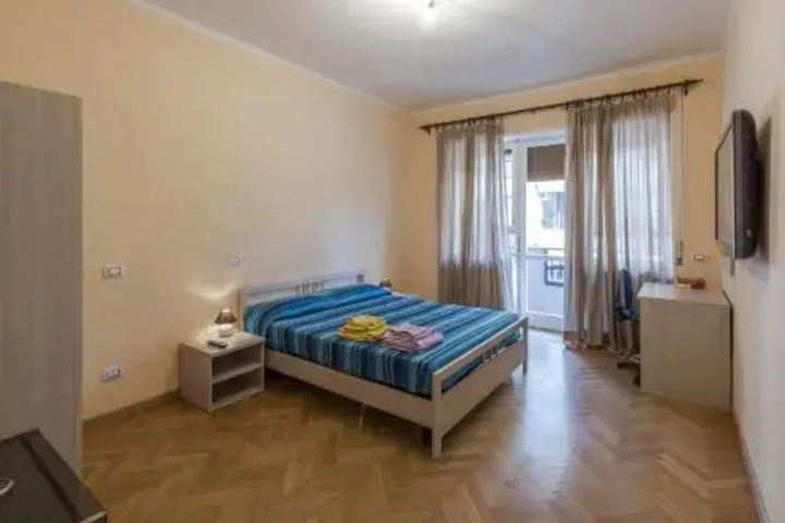 Room 5 of 12