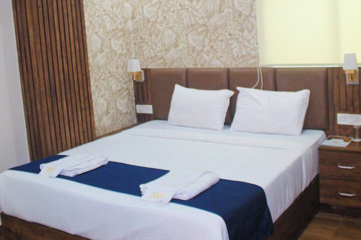 Room 5 of 9