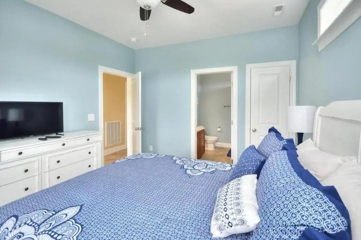 Room 6 of 17