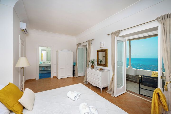 Room 47 of 221