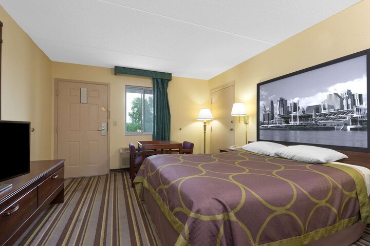 1 Queen Bed (7 of 8)