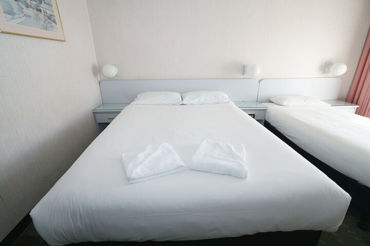 Room 12 of 32