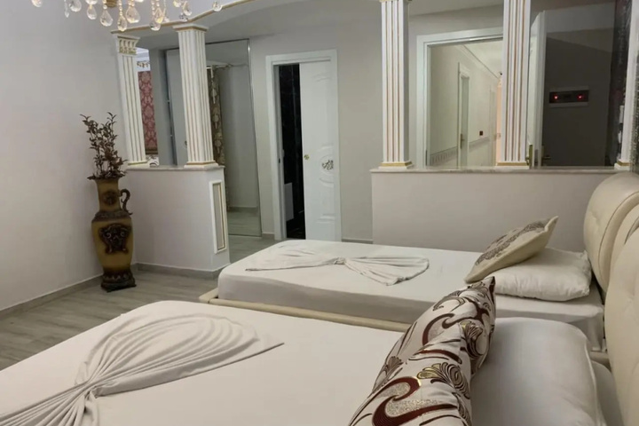 Room 6 of 15