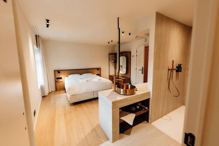 Room 32 of 96