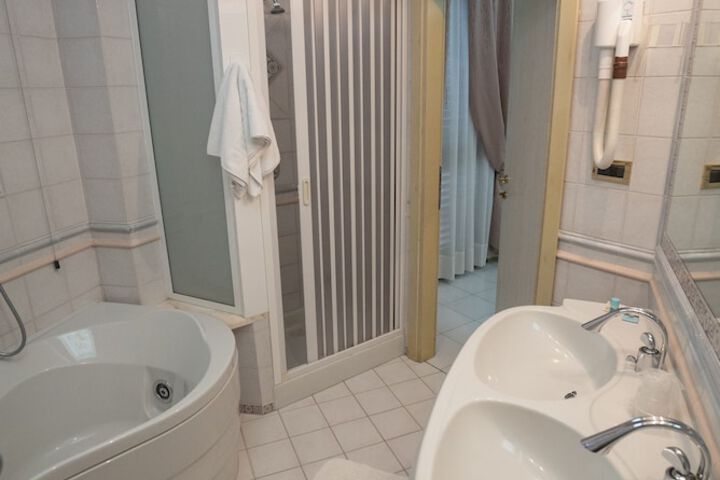 Room 10 of 13