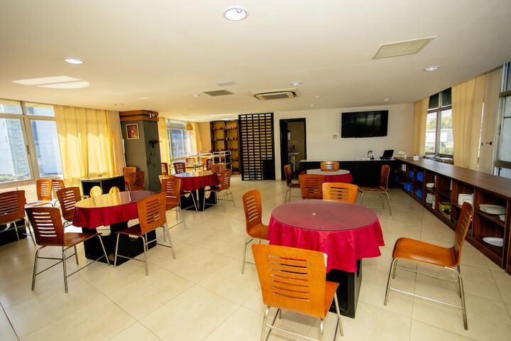 Dining 19 of 23