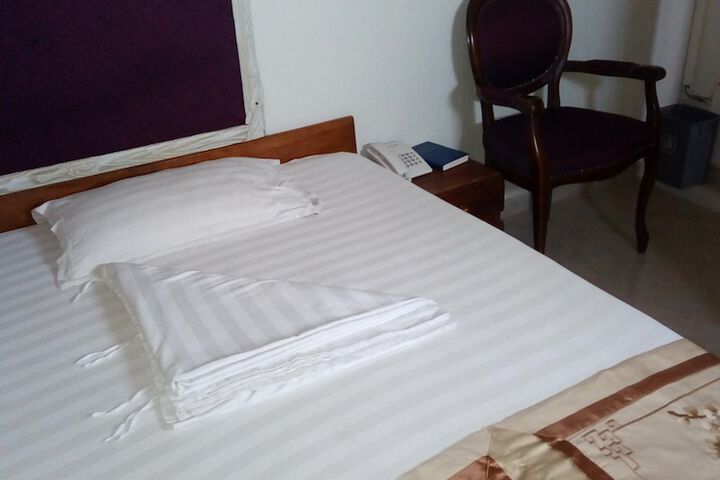 Room 3 of 33