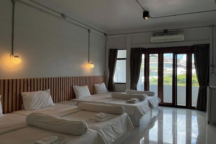 Room 25 of 77