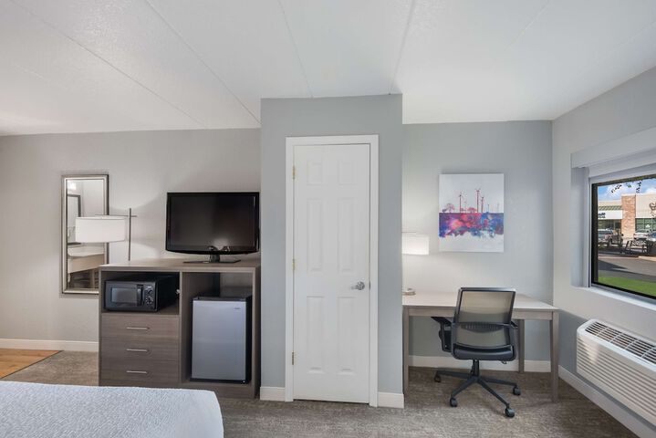 1 King Bed High Speed Internet Accessible Microwave and Refrigerator Chair with Ottoman Desk Full Breakfast (27 of 31)