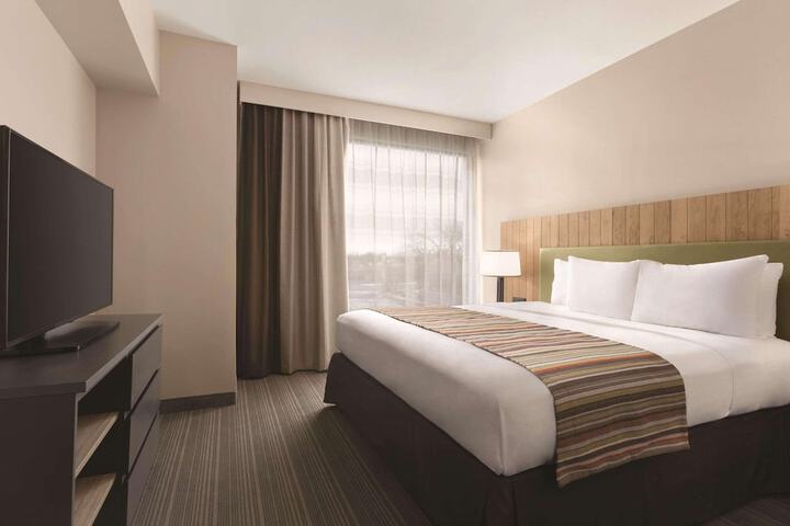 1 King Bed (2 of 10)