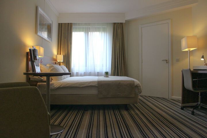 Room 11 of 100