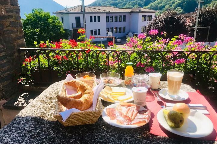 Breakfast/Coffee Service 24 of 38